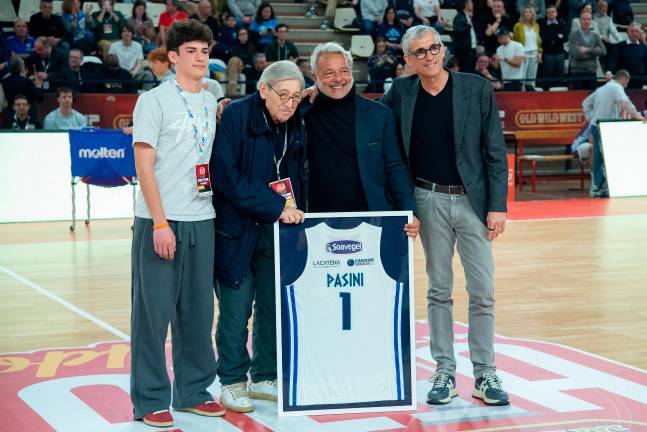 Piero Pasini è stato premiato con le maglie di Rimini, Brindisi e Vigevano (Morosetti)