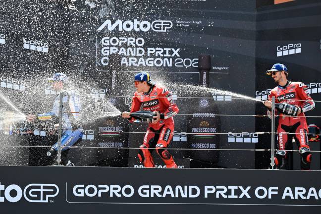Marc Marquez divora gli avversari e insidia Valentino Rossi