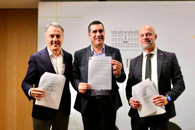 Il numero uno di Technogym Nerio Alessandri, con il presidente della Regione Michele De Pascale e il professor Emanuele Menegatti (Foto Gianmaria Zanotti)