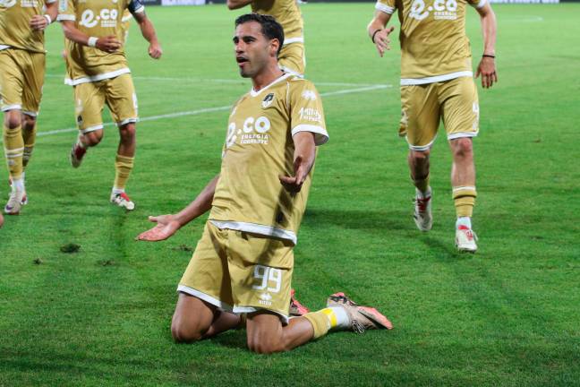 L’esultanza di Gianluca Frabotta per la doppietta realizzata sul campo dello Spezia (foto Rega)