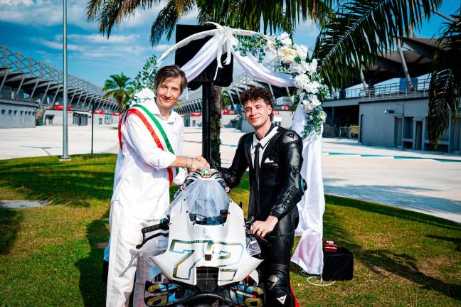 Marco Bezzecchi “sposa” la sua Aprilia in una ideale cerimonia celebrata da Massimo Rivola