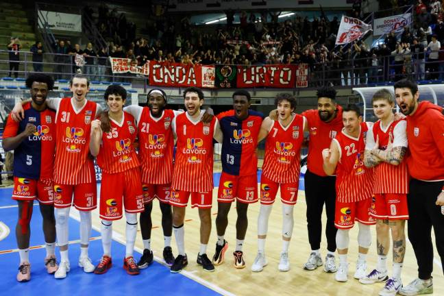 La festa dell’Up Andrea Costa dopo la vittoria contro Faenza (foto Mmph)