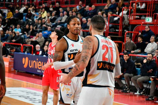 Pietro Aradori (di spalle) e Demonte Harper, Unieuro Forlì (foto Fabio Blaco)