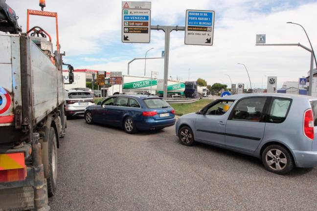 Pesantissimi i disagi per il traffico sulla rotonda di via Trieste nei pressi del ponte mobile (foto Fiorentini)