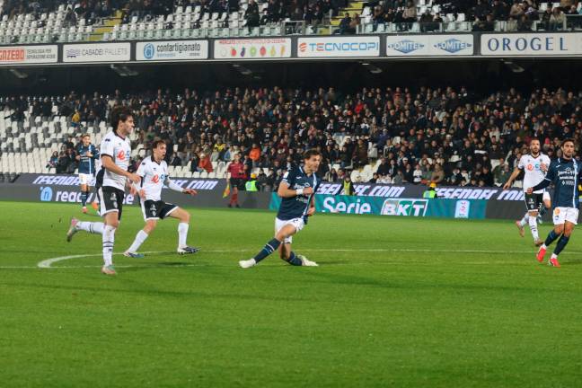 Tommaso Berti ha appena scoccato lo splendido tiro che regala al Cesena il momentaneo 1-0 (Zanotti)