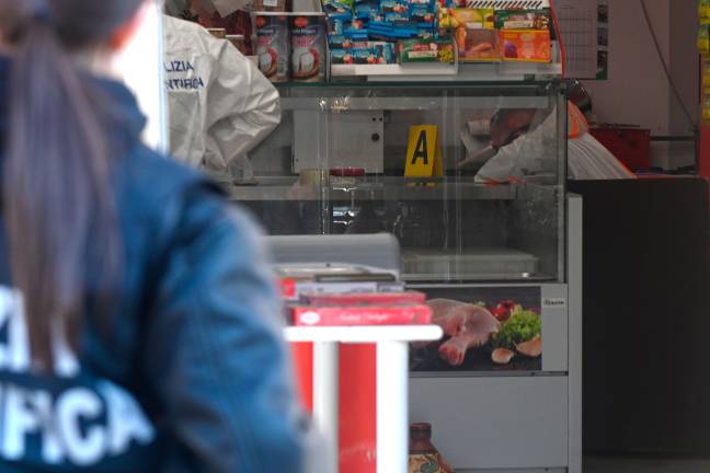 Forlì, l’omicidio in macelleria: l’arrivo della Polizia e il corpo esanime dietro al bancone