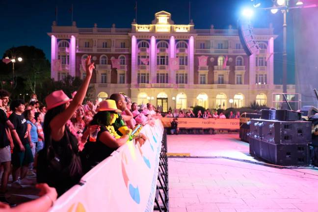 Cesenatico, piazza Costa gremita per la Notte Rosa - Gallery