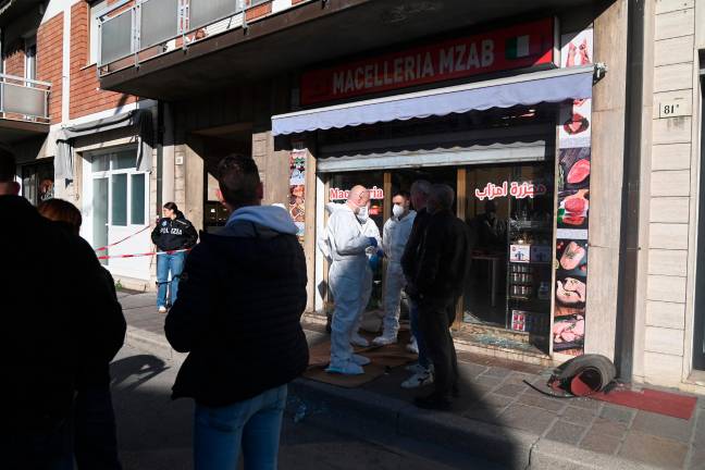 Forlì, l’omicidio in macelleria: l’arrivo della Polizia e il corpo esanime dietro al bancone