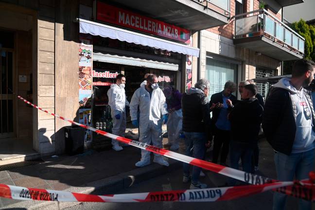Forlì, l’omicidio in macelleria: l’arrivo della Polizia e il corpo esanime dietro al bancone