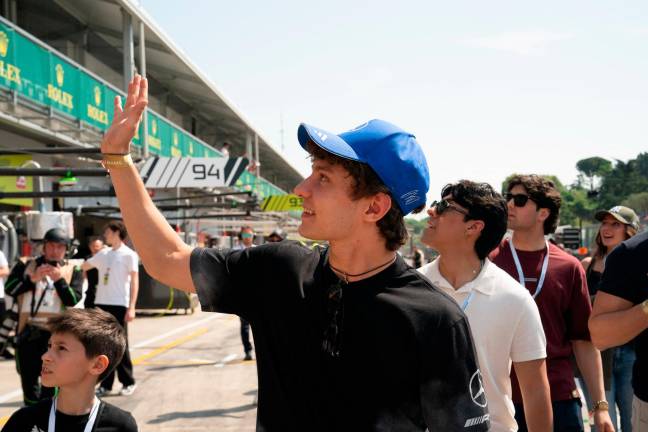 Kimi Antonelli saluta i tifosi sulle tribune dell’Enzo e Dino Ferrari (Mmph)