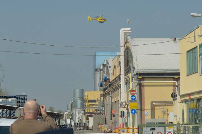 Alfonsine, precipita in un silos alto 8 metri: recuperato dopo quasi due ore e portato in ospedale in elicottero