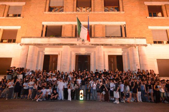 Il tradizionale rito della vigilia al liceo classico di Ravenna dove i ragazzi si sono ritrovati per intonare la canzone di Antonello Venditti (foto e video Massimo Fiorentini)