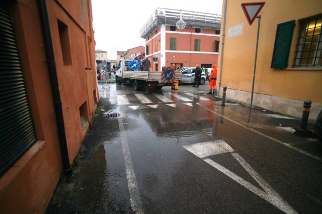 Ravenna, nuova rottura della rete idrica nel Borgo San Rocco: si rafforza l’ipotesi di un legame col terremoto e si rischia un altro stop all’erogazione dell’acqua - Gallery