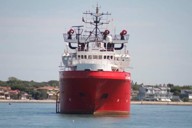 Ravenna, è arrivata la Ocean Viking con 130 migranti, a bordo anche una persona morta dopo i soccorsi in mare aperto VIDEO GALLERY