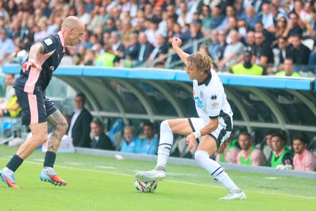 Riccardo Ciervo cerca di superare in dribbling Antonio Palumbo in Cesena-Palermo