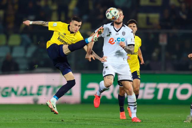 Alberto Cerri in azione durante Modena-Cesena 0-0 (Rega)