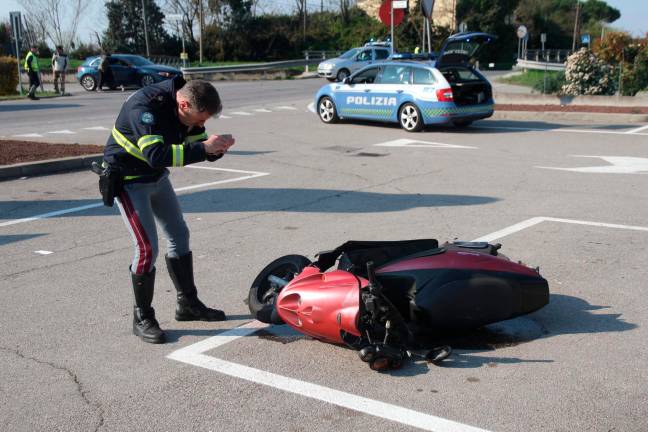 Ravenna, pauroso incidente tra auto e scooter all’incrocio: 19enne all’ospedale - Gallery