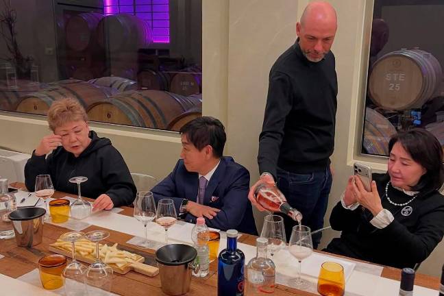 L’imprenditrice giapponese Yuko Furugen insieme al dottor Akira Aoki, specializzato nei processi anti invecchiamento, sommelier e ambasciatore dei vini del Titano durante la visita alla Cantina San Marino