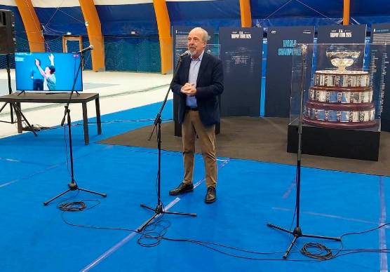 Il presidente regionale della federtennis Gilberto Fantini con la Coppa Davis alle sue spalle