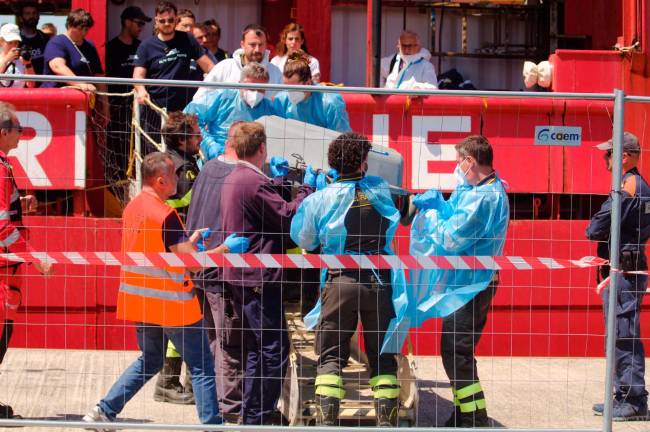 Ravenna, il raccoglimento per il migrante scomparso della Ocean Viking, l’assessore Sbaraglia abbraccia i superstiti - Gallery