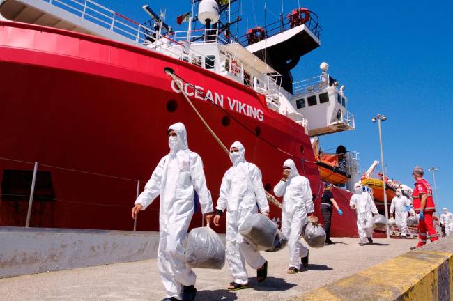 Ravenna, il raccoglimento per il migrante scomparso della Ocean Viking, l’assessore Sbaraglia abbraccia i superstiti - Gallery