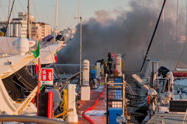 Cervia, incendio al porto turistico, 4 barche a fuoco - Gallery