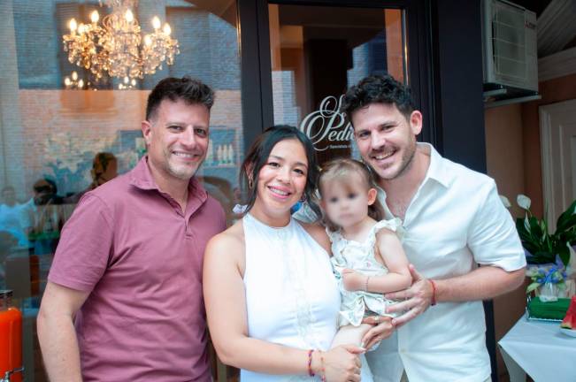 Ana Elias Guevara e famiglia davanti al nuovo “Studio Pedicure”, a sinistra il sindaco Filippo Sacchetti