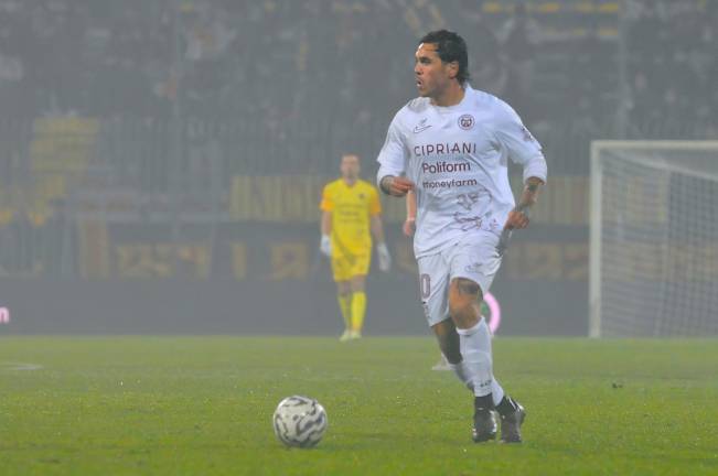 Il neo acquisto Nicolas Viola in azione nella partita di coppa Italia contro il Renate mercoledì scorso (Fiorentini)