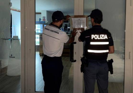 Milano Marittima, liti, aggressioni e fuochi d’artificio senza autorizzazioni: locale sulla spiaggia chiuso per 3 giorni