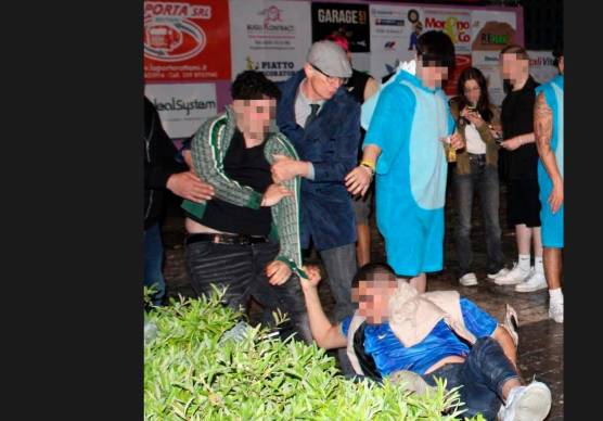 Il sindaco mentre separa alcuni protagonisti della rissa