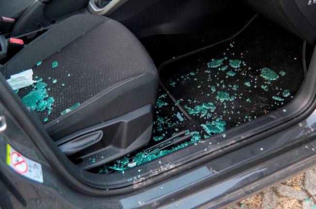 Ravenna, ladri vandali al parcheggio: danneggiate almeno 20 auto - Gallery