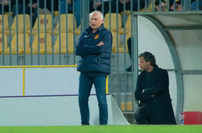 L’allenatore giallorosso Andrea Mandorlini con al fianco il figlio e direttore sportivo Davide (Fiorentini)