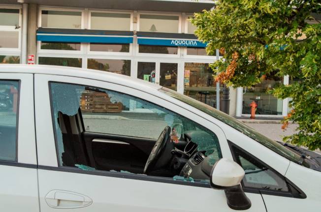 Ravenna, ladri vandali al parcheggio: danneggiate almeno 20 auto - Gallery