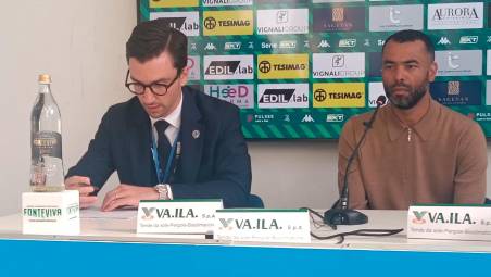 Ashley Cole in sala stampa a Carrara