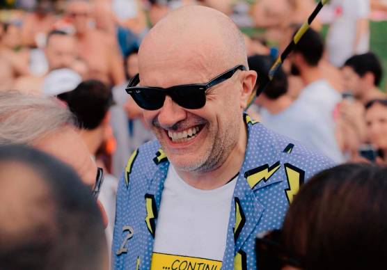 Riccione, che sorpresa all’Aquafan: arriva Max Pezzali e si mette a cantare VIDEO