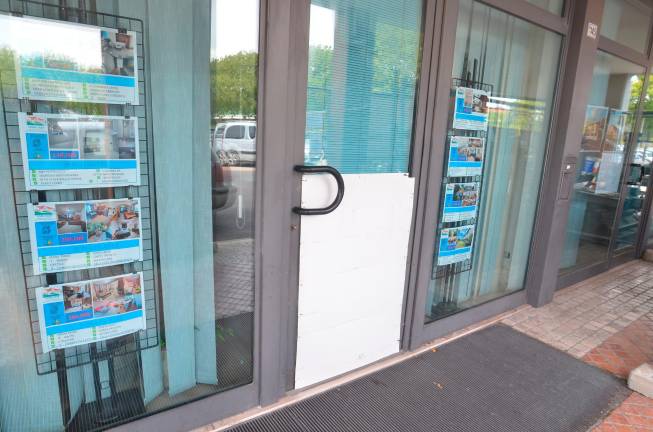 L’agenzia Punto Viaggi con la porta a vetri danneggiata (Foto Massimo Fiorentini)