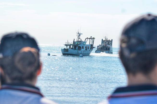 Marina di Ravenna, il peschereccio si avvicina troppo alla riva e resta incagliato, arrivano i soccorsi - Gallery