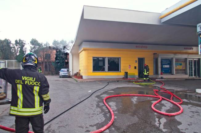 Ravenna, incendio al distributore: pronto intervento dei Vigili del Fuoco, pompe chiuse per motivi di sicurezza - Gallery