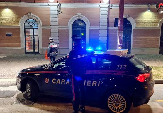 Cesena, inizia a litigare alla stazione, si piazza sui binari e blocca il passaggio dei treni: denunciato dai Carabinieri