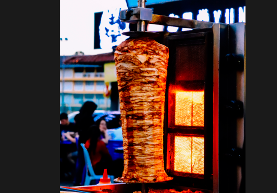 Riccione, turni da 18 ore, minacce e aggressioni per lavorare al kebab: tre condanne per caporalato