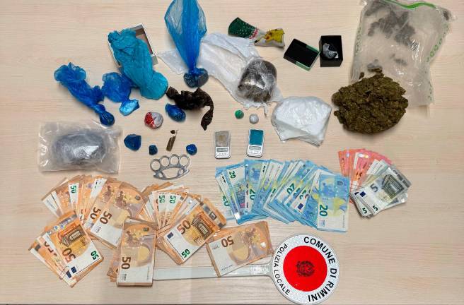 La droga e il denaro sequestrati