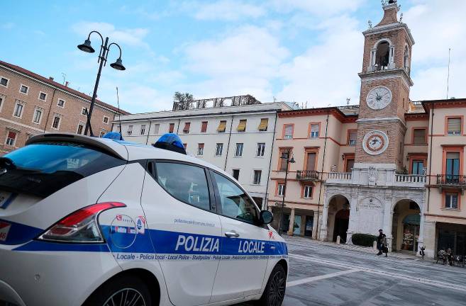 Rimini, stretta sui bivacchi e sulle tende abusive nei parchi: 150 persone controllate
