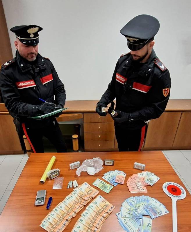 Il denaro e la droga sequestrati