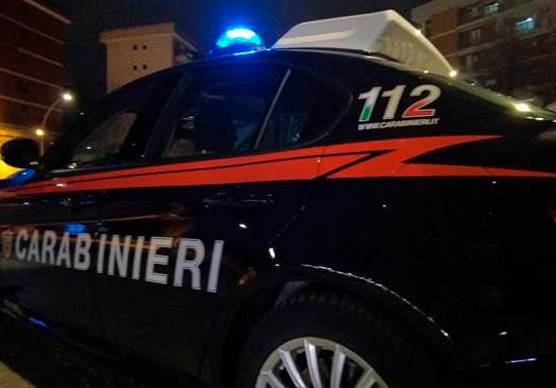 Cervia, rompe il vetro di un’auto per rubare: la proprietaria e i passanti lo bloccano e lo consegnano ai Carabinieri