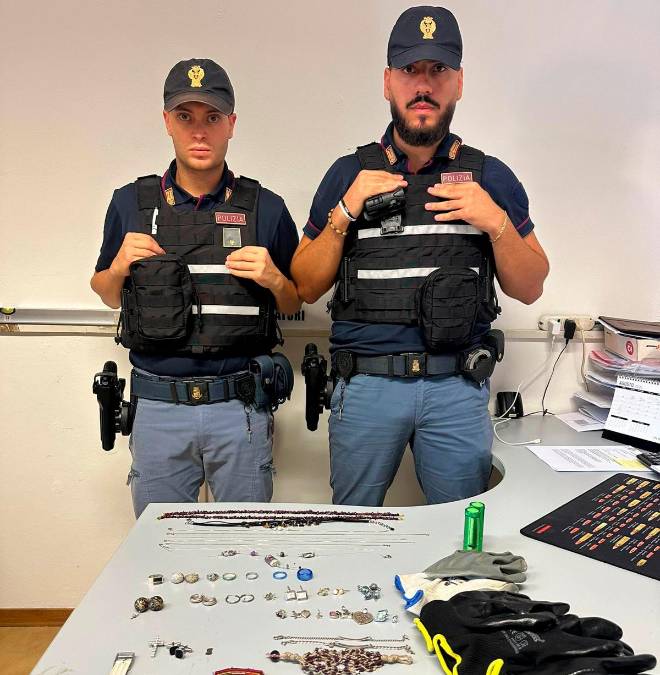 Imola, catturati ladri di abitazione: recuperati orologi, anelli, bracciali, collane e orecchini