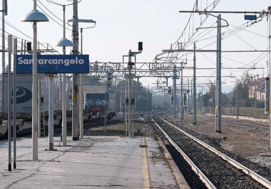 Santarcangelo, il sindaco scende in campo per gli studenti pendolari: “Dateci la fermata del treno regionale veloce”
