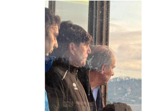 Michele Mignani in tribuna dopo l’espulsione: il tecnico era a ridosso della tribuna con il collaboratore tecnico Emanuele Insalata e il diesse Filippo Fusco