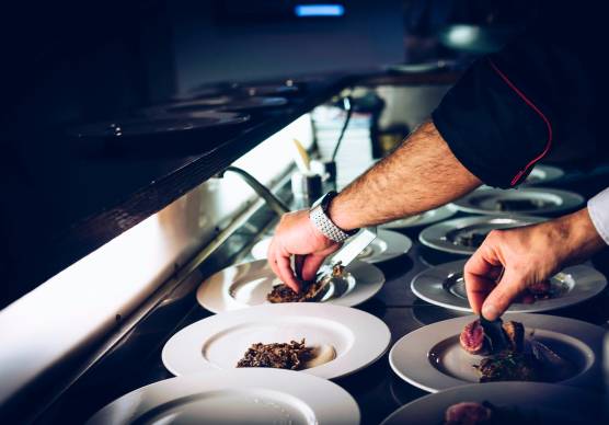 Cervia, nella cucina del ristorante spuntano due cuochi in nero e l’Ispettorato del Lavoro lo chiude