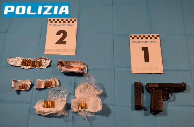 Forlì, il cliente citofona in casa dello spacciatore, ma dentro c’è la Polizia che perquisisce: un arresto