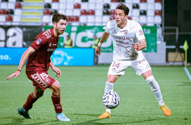 Il centrocampista giallorosso Cristiano Bani impegnato nella sfida d’andata (Ravenna Fc)